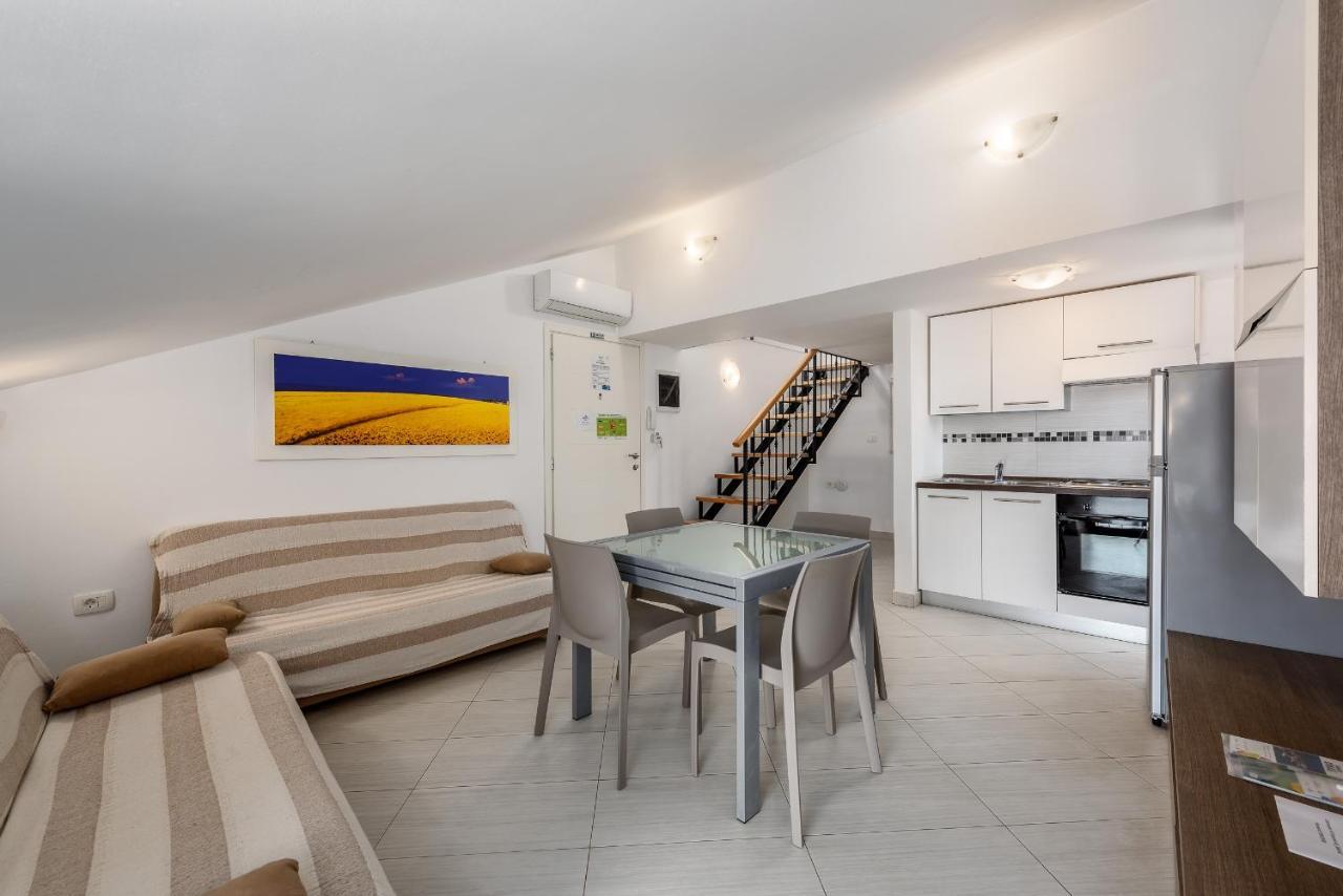 Apartments Dante Umag Exterior photo